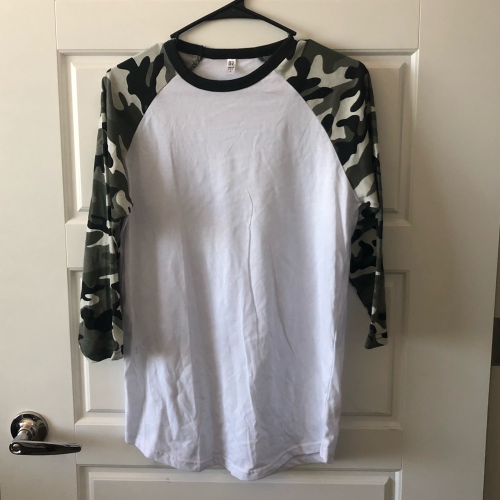 Men’s camouflage baseball tee